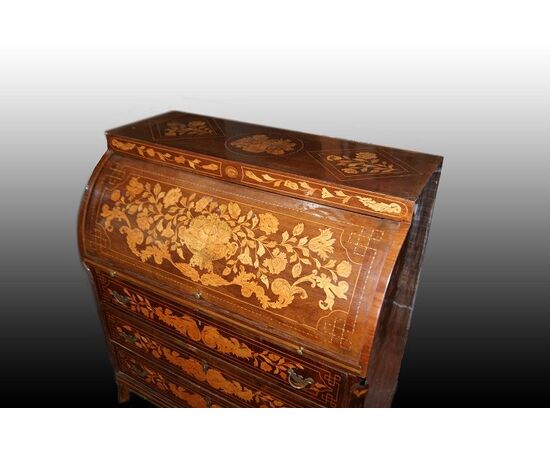 Stunning Dutch roll-top commode from the early 1800s, Louis XVI style, in richly inlaid mahogany.