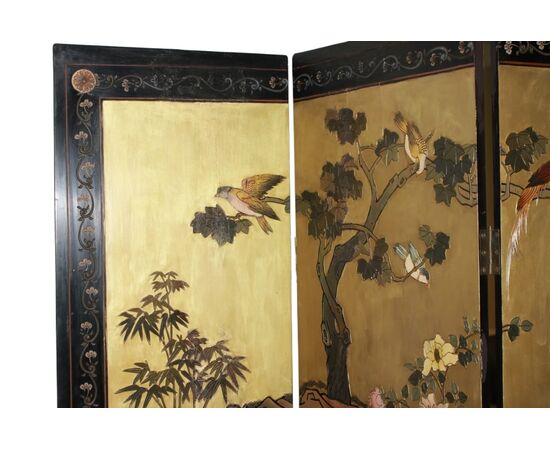 Chinese screen room divider from the 1800s, golden painted with animals