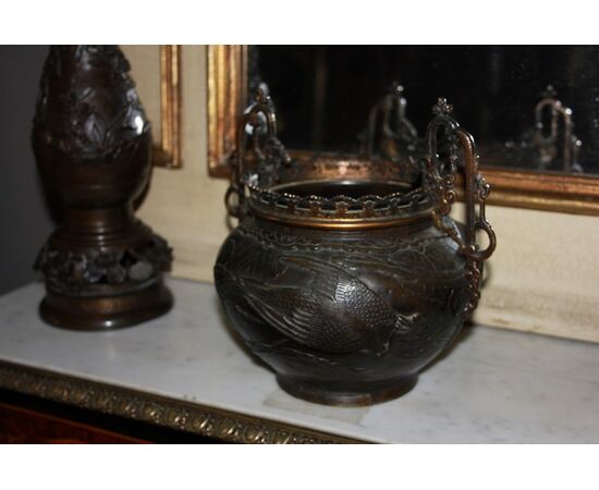 Triptych composed of 3 Chinese bronze vases from the 1800s depicting scenes with beasts and landscape