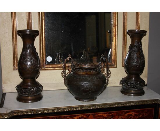 Triptych composed of 3 Chinese bronze vases from the 1800s depicting scenes with beasts and landscape