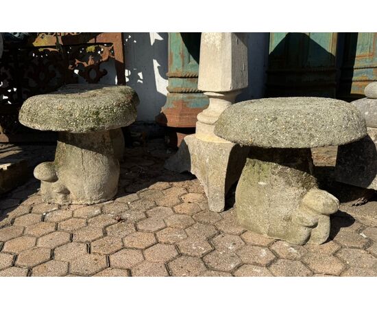 DARS684 - N. 5 cement mushroom sculptures, 20th century, measure cm 40 x H 38