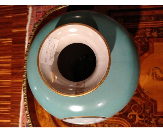 Grande vaso in porcellana celeste con paesaggio manifattura Dresda del 1800