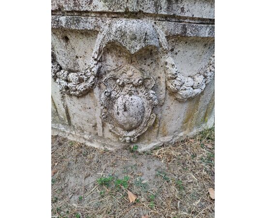 Spettacolare ed importante pozzo in pietra - 155 x 155 cm