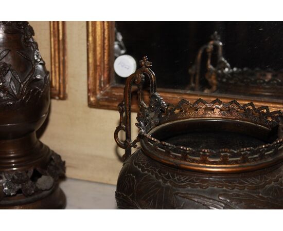 Triptych composed of 3 Chinese bronze vases from the 1800s depicting scenes with beasts and landscape