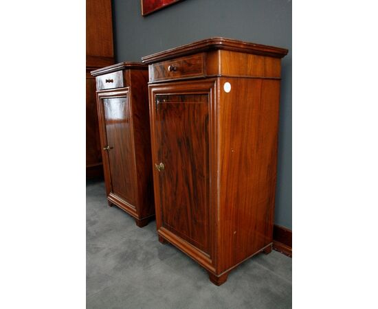 Pair of French Charles X style bedside tables from the 1800s in flamed walnut with marble top