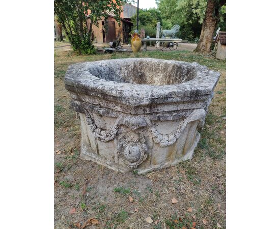 Spettacolare ed importante pozzo in pietra - 155 x 155 cm