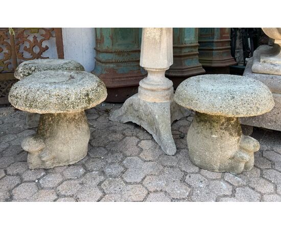 DARS684 - N. 5 cement mushroom sculptures, 20th century, measure cm 40 x H 38