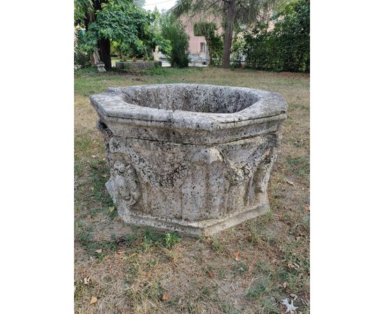 Spettacolare ed importante pozzo in pietra - 155 x 155 cm