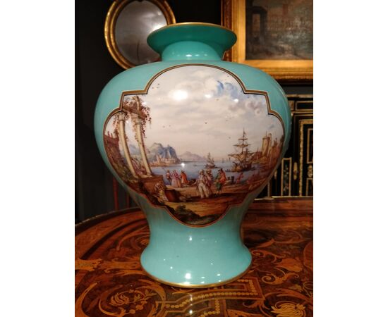 Grande vaso in porcellana celeste con paesaggio manifattura Dresda del 1800