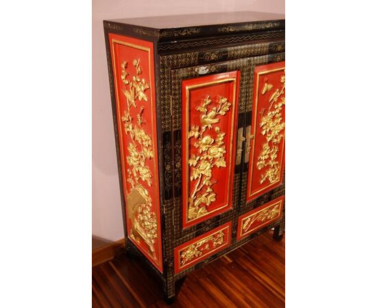 Small Chinese cabinet richly decorated with floral motifs