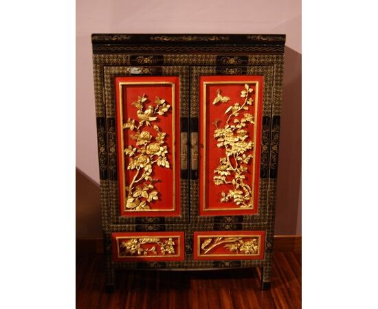 Small Chinese cabinet richly decorated with floral motifs
