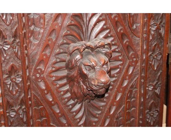 Antique large Tudor style sideboard from the 1800s in oak with a Glasgow Cathedral plate
