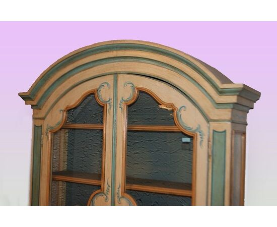 Large French showcase cabinet, early 1900s, Provençal style, white lacquered with decorations