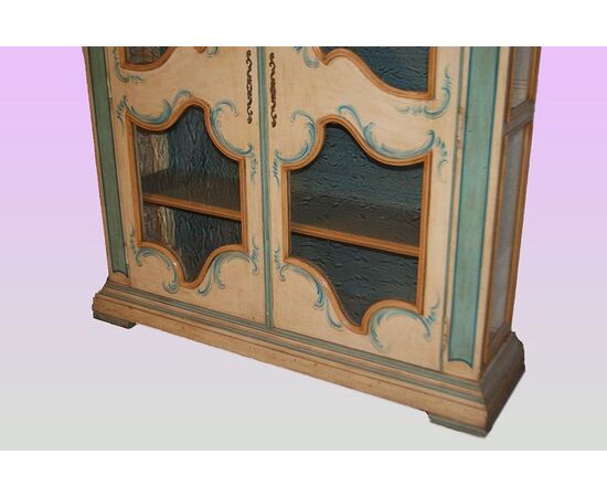 Large French showcase cabinet, early 1900s, Provençal style, white lacquered with decorations