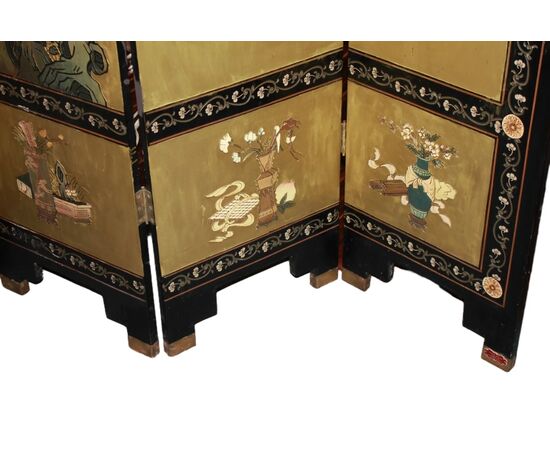 Chinese screen room divider from the 1800s, golden painted with animals