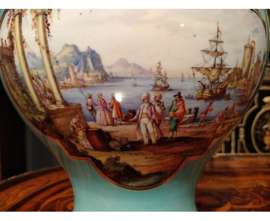 Grande vaso in porcellana celeste con paesaggio manifattura Dresda del 1800