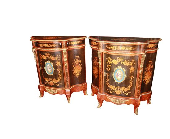 Coppia di preziosi credenzini piccoli servant stile Luigi XV in legno riccamente intarsiati con medaglione in porcellana Sevres