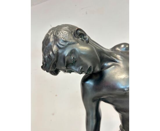 Fanciullo morso da un granchio . Bronzo. Altezza 103 cm