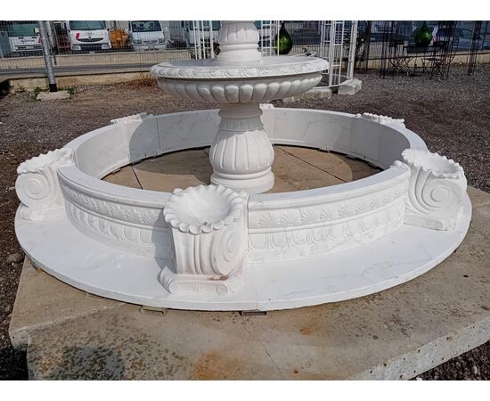 Fontana in marmo bianco