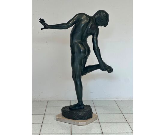 Fanciullo morso da un granchio . Bronzo. Altezza 103 cm