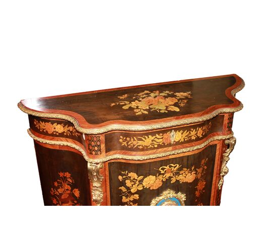 Coppia di preziosi credenzini piccoli servant stile Luigi XV in legno riccamente intarsiati con medaglione in porcellana Sevres