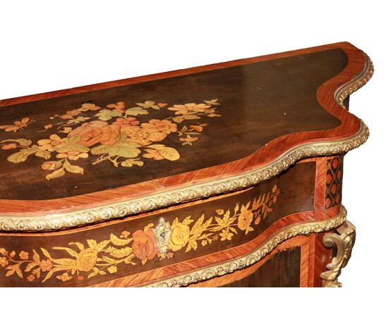 Coppia di preziosi credenzini piccoli servant stile Luigi XV in legno riccamente intarsiati con medaglione in porcellana Sevres