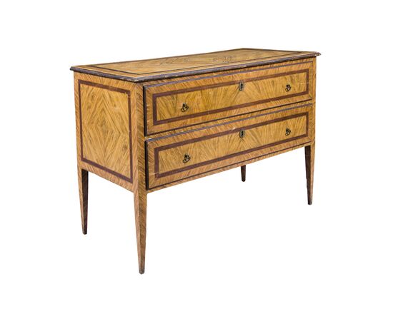 Chest of drawers in lacquered wood painted with faux burr. Tuscany, late 18th century.