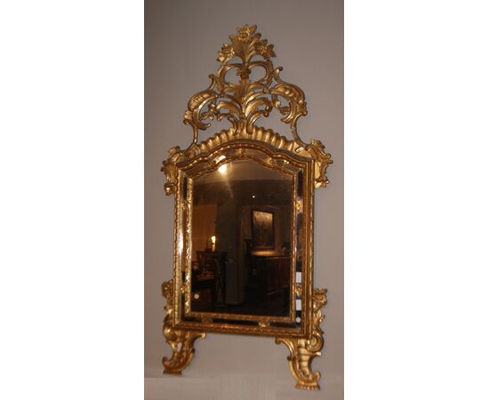 Spectacular Italian mirror from the 1700s, gilded with gold leaf