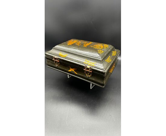 Lacquered box with golden Chinoiserie decorations – 18th century
