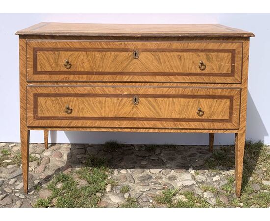Chest of drawers in lacquered wood painted with faux burr. Tuscany, late 18th century.