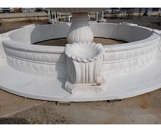 Fontana in marmo bianco