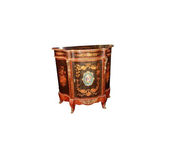 Coppia di preziosi credenzini piccoli servant stile Luigi XV in legno riccamente intarsiati con medaglione in porcellana Sevres