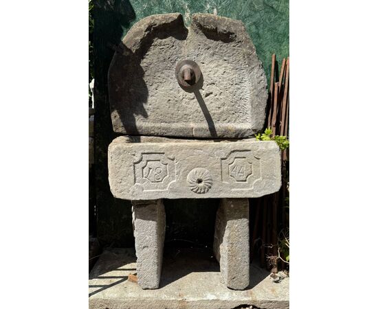DARS685 - Fontana in pietra datata 1844, misure massime cm L 90 x H 140 x P 50
