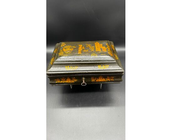 Lacquered box with golden Chinoiserie decorations – 18th century