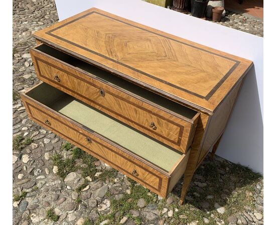 Chest of drawers in lacquered wood painted with faux burr. Tuscany, late 18th century.