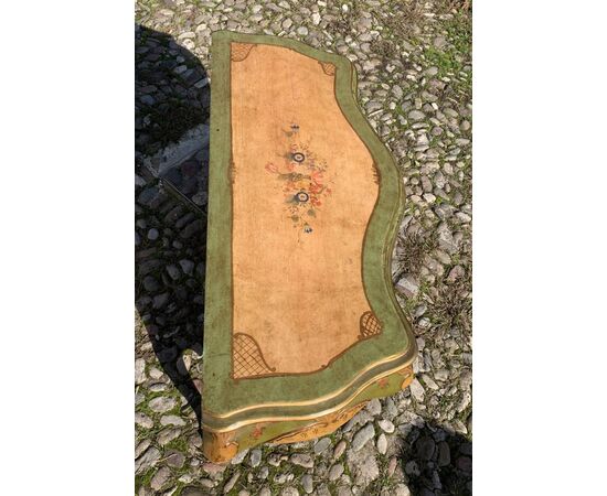 Cassettone in legno laccato e dipinto. Venezia, inizi XX secolo.