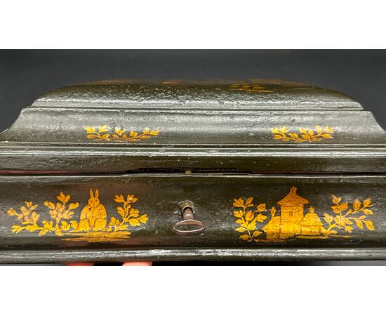Lacquered box with golden Chinoiserie decorations – 18th century