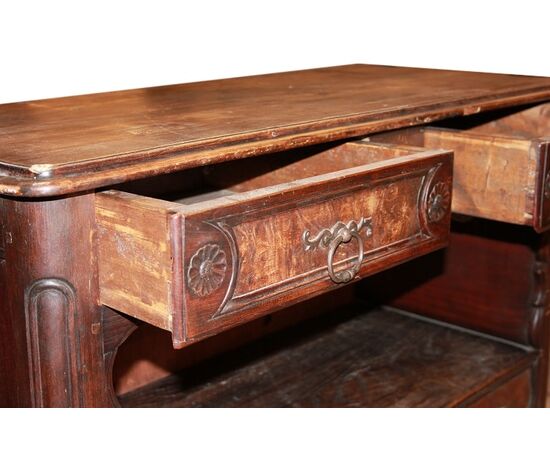 Credenza provenzale del 1700 in legno di noce e radica di noce con 2 ante e vano a giorno impreziosita di intagli