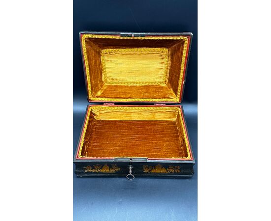 Lacquered box with golden Chinoiserie decorations – 18th century