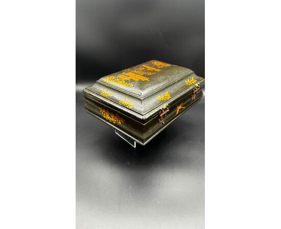 Lacquered box with golden Chinoiserie decorations – 18th century