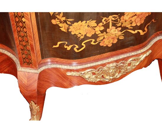 Coppia di preziosi credenzini piccoli servant stile Luigi XV in legno riccamente intarsiati con medaglione in porcellana Sevres