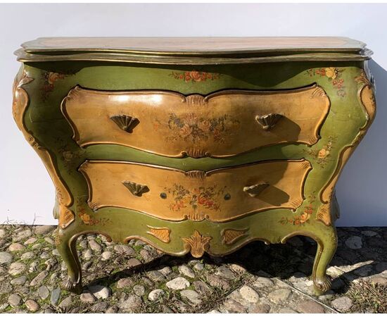 Cassettone in legno laccato e dipinto. Venezia, inizi XX secolo.