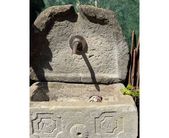 DARS685 - Fontana in pietra datata 1844, misure massime cm L 90 x H 140 x P 50