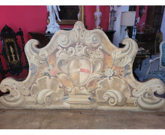 Chest with painted wooden backrest and coat of arms - Tuscany 17th century