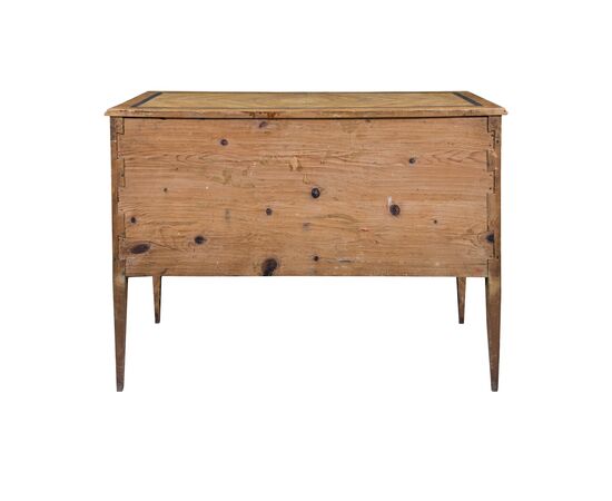 Chest of drawers in lacquered wood painted with faux burr. Tuscany, late 18th century.