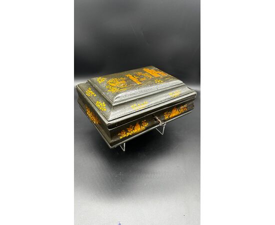 Lacquered box with golden Chinoiserie decorations – 18th century
