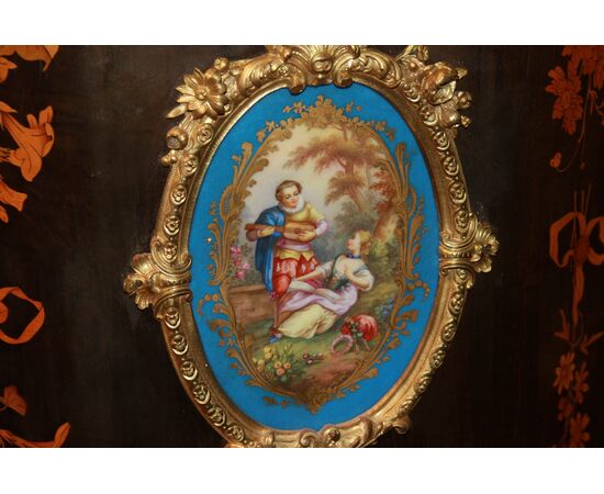 Coppia di preziosi credenzini piccoli servant stile Luigi XV in legno riccamente intarsiati con medaglione in porcellana Sevres