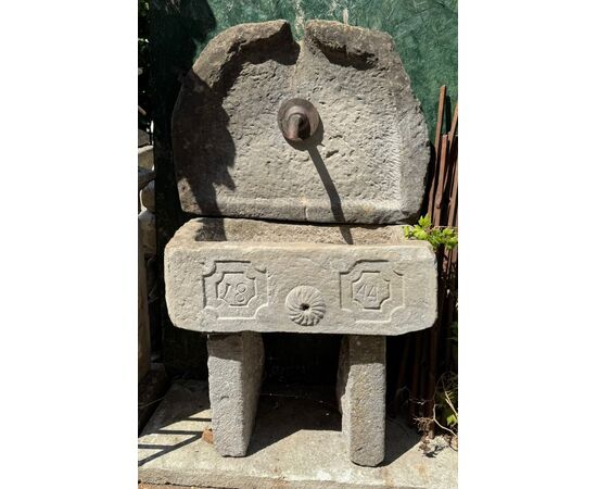 DARS685 - Fontana in pietra datata 1844, misure massime cm L 90 x H 140 x P 50