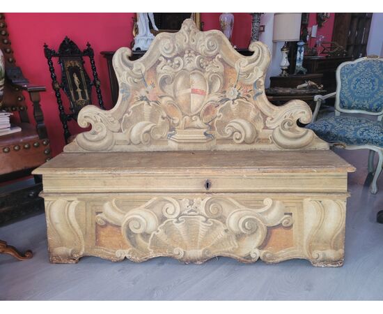 Chest with painted wooden backrest and coat of arms - Tuscany 17th century