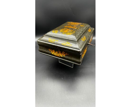 Lacquered box with golden Chinoiserie decorations – 18th century